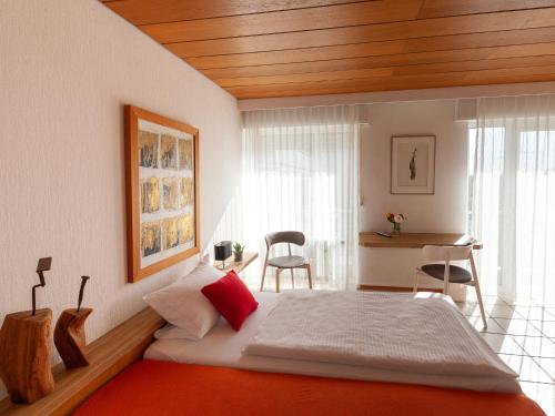 奥登塔尔埃堪佩霍赫酒店的卧室配有一张床和一张桌子及椅子