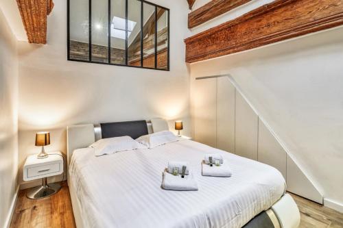 图卢兹Charming and luxury flat in Toulouse - Welkeys的一间卧室配有一张床,上面有两条毛巾