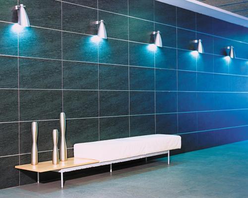 贝尼多姆索尔伊萨姆布拉酒店的一间设有长凳和蓝色瓷砖墙壁的客房