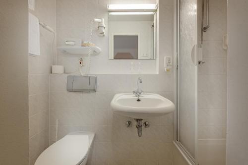 新勃兰登堡Hotel Horizont GmbH的白色的浴室设有水槽和卫生间。