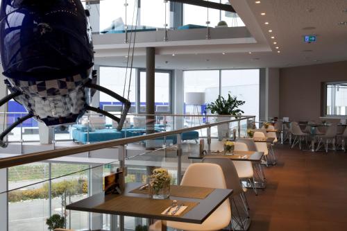 Neuhausen ob EckAircraft Hotel & Events的餐厅设有桌椅和窗户。