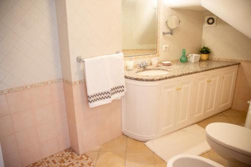 波西塔诺Scalinatella的一间带水槽、卫生间和镜子的浴室