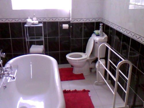 多佛尔7号修道院旅馆的浴室配有白色卫生间和盥洗盆。