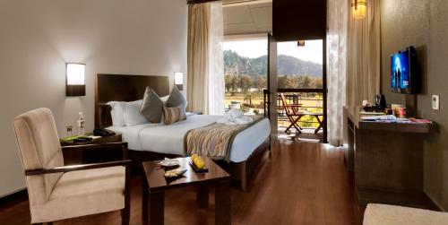 Namah Resort Jim Corbett, a member of Radisson Individuals客房内的一张或多张床位