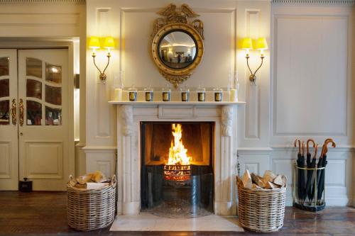 伦敦杜兰特斯酒店的客厅设有壁炉和镜子