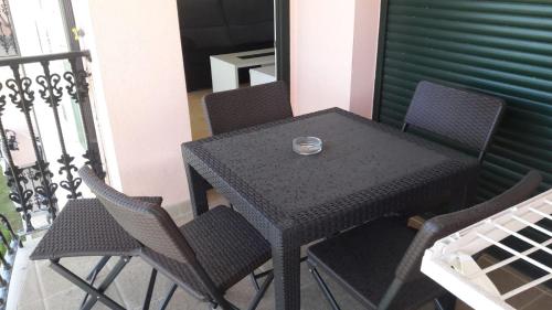 巴雷罗斯Panoramico Playa de Altar II的阳台上配有一张黑色的桌子和椅子