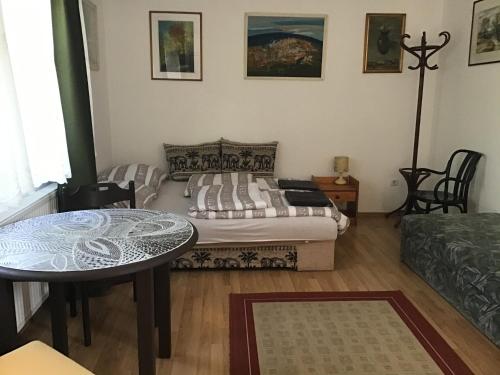 德默什Mandala apartman的客厅配有床和桌子