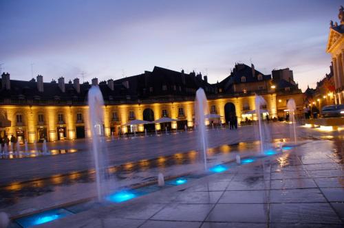 第戎Appart Hotel Montchapet Dijon Centre的建筑物前的一组喷泉