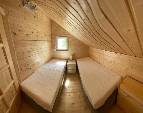 维伦匝布赞斯基Wakacyjne domki Wieleń的一间小型客房,设有2张位于桑拿浴室内的床
