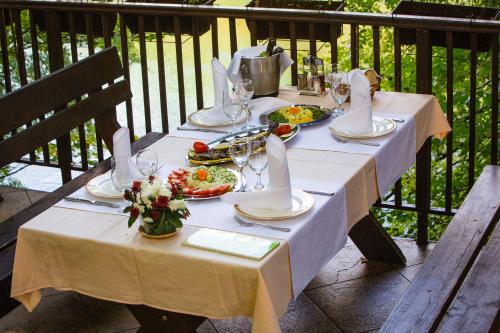 佩鲁恰茨加尼维拉德里纳酒店的餐桌,带餐盘和酒杯
