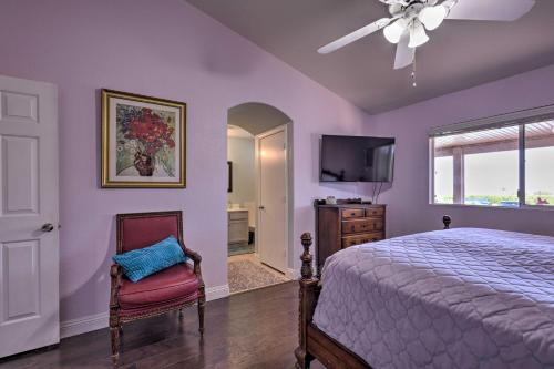 拉斯维加斯Pool Home with Spectacular Strip and Mountain Views!的一间卧室设有紫色的墙壁、一张床和一台电视机。