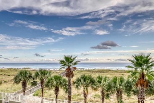 奥兰治比奇Tidewater Condos on Orange Beach的享有棕榈树海滩和大海的景色