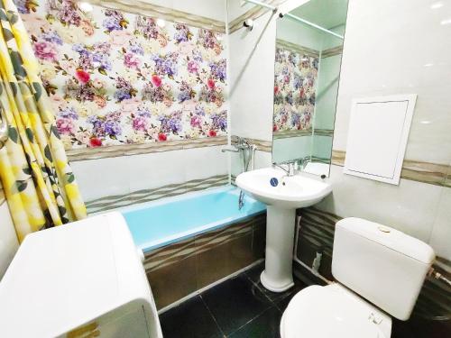 布古拉玛Апартаменты на Сайдашева 3的浴室配有盥洗盆、卫生间和浴缸。
