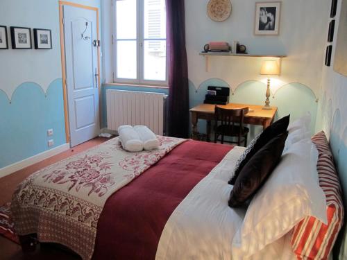 阿尔勒B&B in Arles "L'Atelier du Midi" chambre d'hôtes centre historique ARLES的一间卧室配有一张大床和枕头