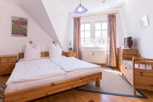阿伦斯霍普KOJE的一间卧室设有一张大床和一个窗户。
