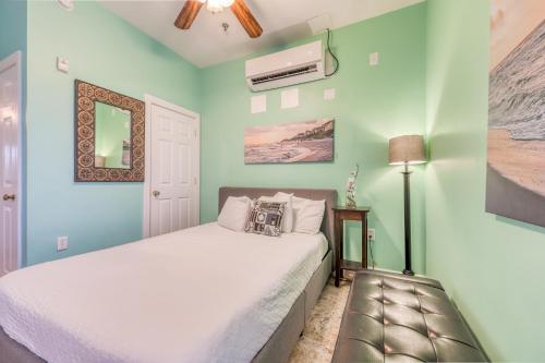 因莱特海滩South Walton Condos II的卧室配有白色的床和蓝色的墙壁