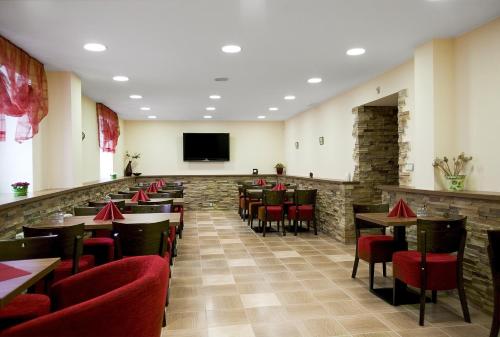 拉贝河畔乌斯季明星酒店的餐厅设有桌椅和平面电视。