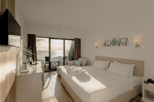 卡罗拉卡罗拉度假酒店的酒店客房设有一张床,享有海景。