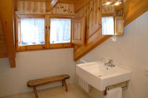 埃斯波特卡萨科洛姆乡村酒店的一间带水槽、长凳和窗户的浴室