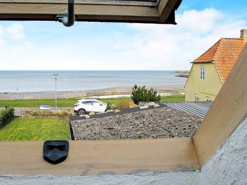 班霍尔姆4 person holiday home in Bandholm的从房子的窗户欣赏美景