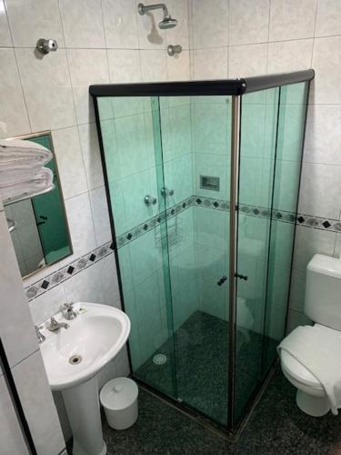 圣保罗Residencial Pantanal Vila Mariana的一间带玻璃淋浴和卫生间的浴室