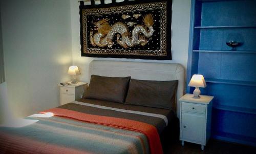 内比乌诺天鹅湖旅馆的一间卧室配有一张带2个床头柜和2盏灯的床。