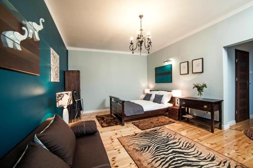 比得哥什格鲁瓦尔德兹齐公寓式民宿的客厅配有床和桌子
