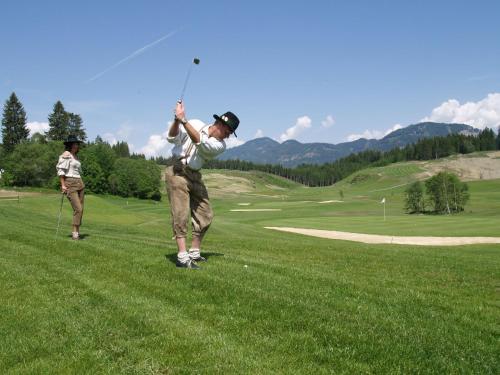 马里亚霍夫楚林德酒店的两个男子在高尔夫球场打高尔夫