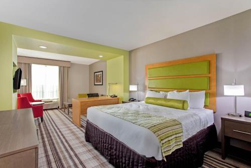 帕迪尤卡帕迪尤卡拉金塔旅馆及套房的酒店客房设有一张大床和一张书桌。