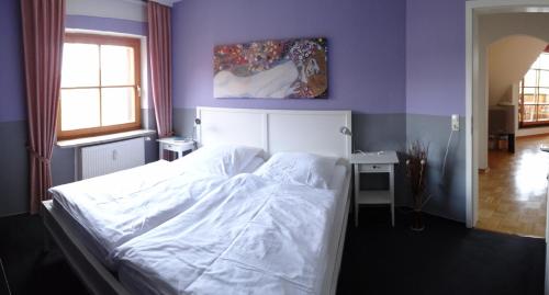 阿尔特瑙格吕克奥夫公寓的卧室配有白色的床和紫色墙壁