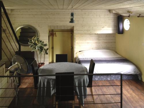 伊西莱穆利诺宾客之船酒店的一间设有床铺和桌子的房间