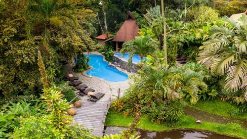 福尔图纳罗斯特伊古安娜度假酒店和Spa的享有带游泳池的度假村的空中景致