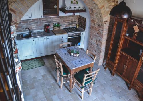 AmandolaVilla Schinoppi的厨房配有桌椅和炉灶。