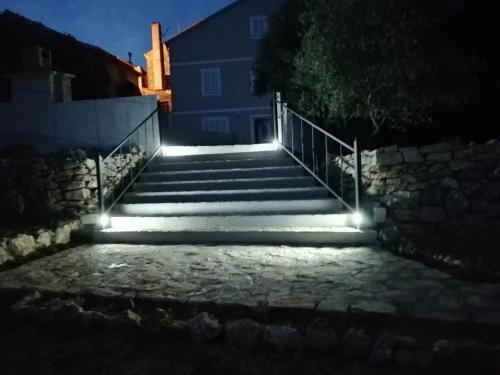 康斯基Country House的夜晚有灯光的楼梯
