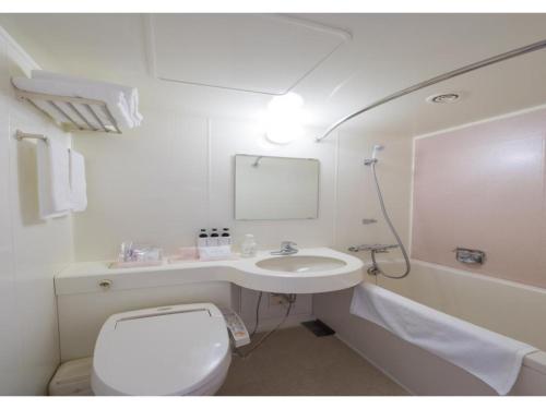 大阪Hotel Shin Osaka / Vacation STAY 81525的一间带卫生间和水槽的小浴室