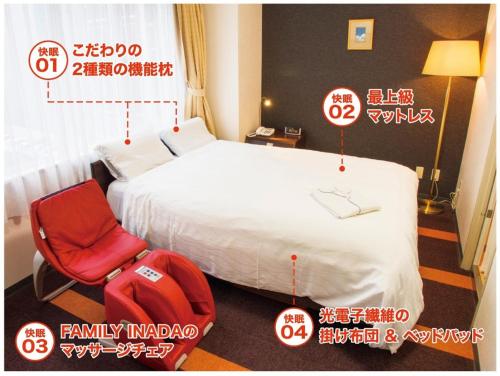 大阪Hotel Shin Osaka / Vacation STAY 81537的酒店客房,配有一张床和一张红色椅子