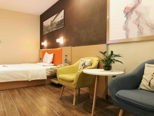 南京7天优品·南京新街口地铁站店的酒店客房带一张床、一张桌子和椅子