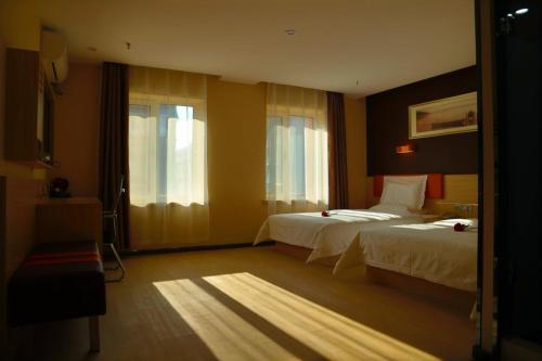 四平7天优品·公主岭市火车站店的酒店客房设有两张床和窗户。