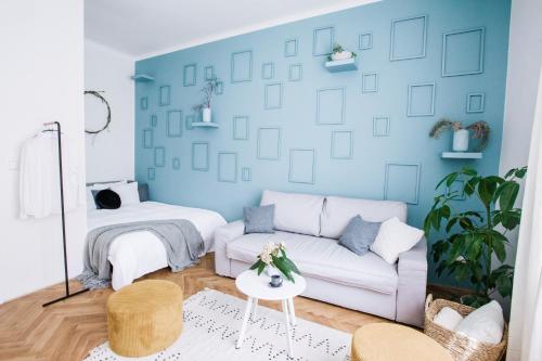布尔诺Orange Glow Boutique Apartments #47 by Goodnite cz - City的客厅配有白色沙发和蓝色的墙壁
