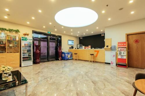 郑州7天优品·郑州嵩山路月季公园地铁站店的大房间,设有加油站