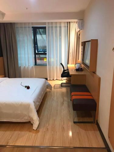 重庆7天优品重庆江北国际机场店的酒店客房设有一张大床和一台电视。