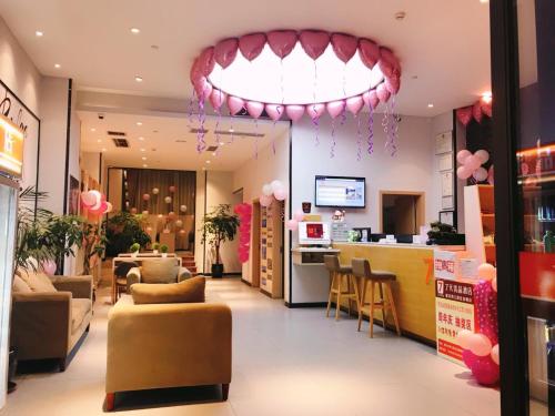 重庆7天优品重庆两江新区鱼复工业园鱼嘴店的天花板上挂着粉红色伞的商店