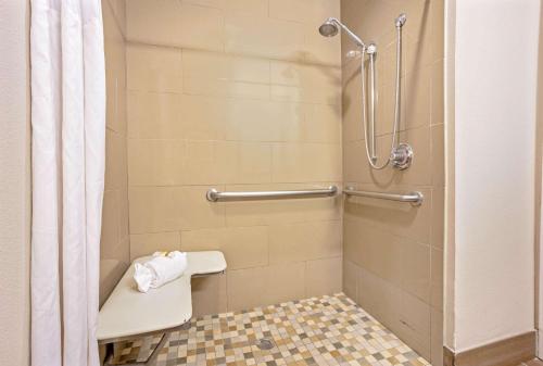 斯普林La Quinta Inn & Suites by Wyndham The Woodlands Spring的带淋浴、卫生间和浴帘的浴室