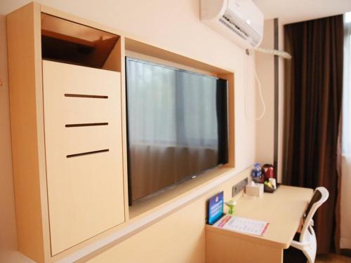 北京7天优品北京东坝店的一间医院房间,墙上有大电视