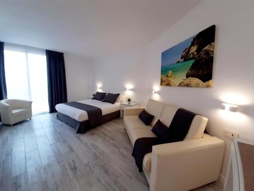 厄尔梅达诺Finca La Barca的酒店客房,配有床和沙发