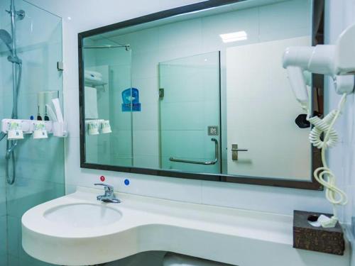 厦门7天优品厦门机场翔鹭店的一间带水槽和大镜子的浴室