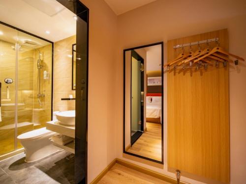 Zhenxiong7天优品·昭通镇雄店的一间带卫生间、水槽和镜子的浴室