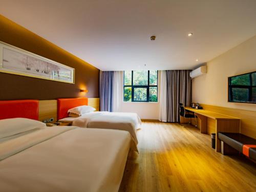 Zhenxiong7天优品·昭通镇雄店的酒店客房配有两张床和一张书桌