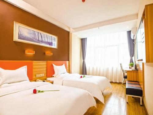 洛阳7天优品·洛阳伊川杜康大道店的酒店客房设有两张床和窗户。