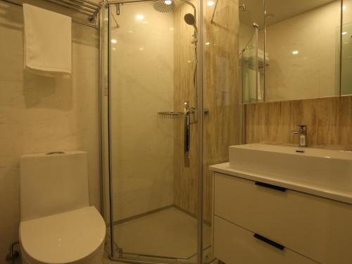 西宁7天优品·西宁大什字中心店的带淋浴、卫生间和盥洗盆的浴室